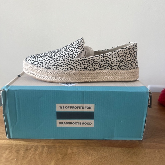 TOMS espadrille new in box - Picture 2 of 4